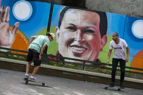 Raúl Castro arriba a Venezuela en primer aniversario de muerte de Chávez