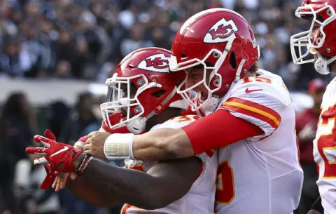 Texans suma nueve victorias, Mahomes empata marca y Rams ganan título de división
