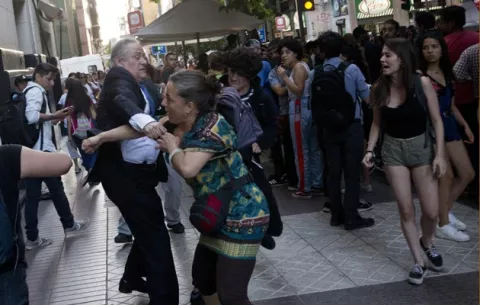 Manifestantes golpean al presidente del Tribunal Constitucional chileno