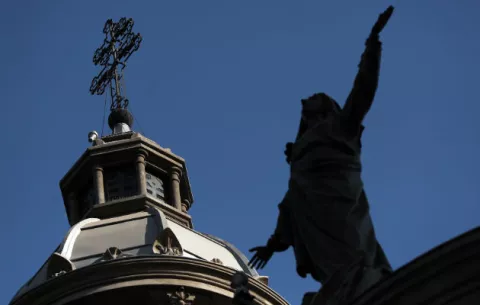 Indagan en Chile una violación en la Catedral de Santiago, que involucra a un sacerdote
