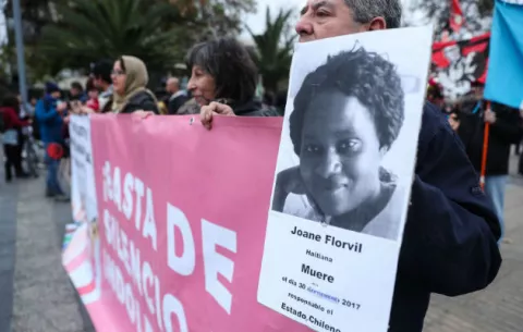 Chilenos rechazan la discriminación a los migrantes tras un año de la muerte de una haitiana