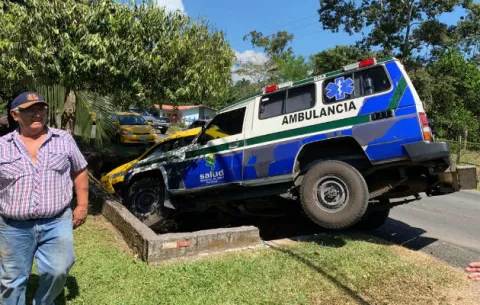 Taxista y ambulancia caen en una cuneta tras colisión en Chiriquí 