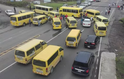 Propietarios de busitos colegiales se cansaron y cierran vías en Boquete