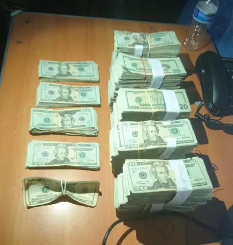 Ordenan detención para ticos que llevaban más de 100 mil dólares 