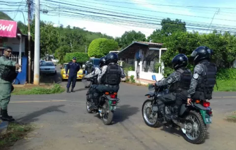 Sujetos encapuchados roban dinero a dependiente en estación de combustible de David