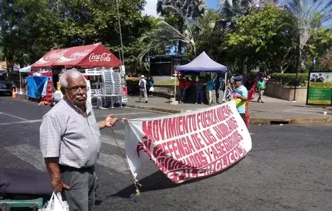 Jubilados cierran las calles en David y reclaman aumento