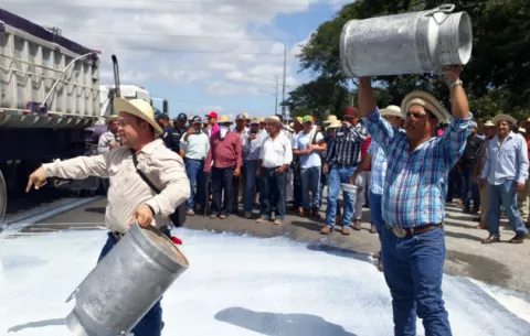 Productores en Divisa logran marchar y vacían garrafones de leche como medida de protesta 