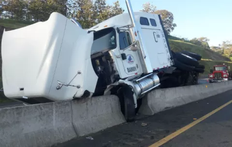 ¡Impactante! Mula cargada con cemento colisiona con muro de contención en Chiriquí 