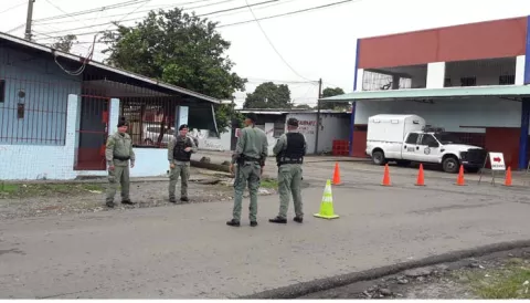 Amordazan a guardia de seguridad y roban 5 vehículos a empresa privada en Boquerón