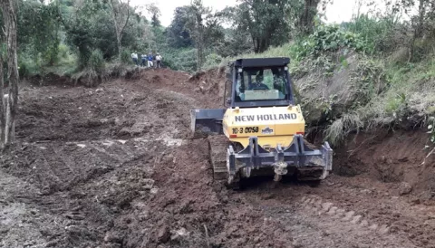 Carretera hundida deja incomunicados a residentes y productores de Salsipuedes
