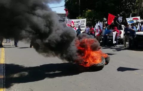Onagro protesta prendiendo llantas frente a la gobernación de Chiriquí