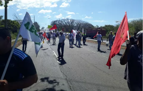 Productores en Chiriquí cierran la vía Interamericana por puente sobre río David 