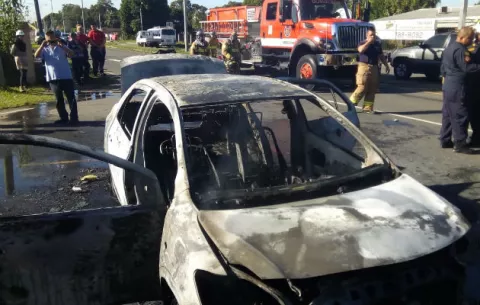 En David, taxista salva su vida de milagro al lograr tirarse del auto incendiado 