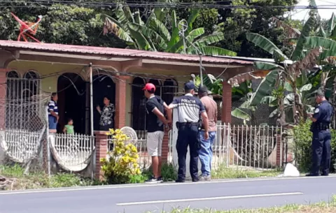 Unidad policial realiza detonaciones para aprehender a sospechosos de hurto en casa de Chitré