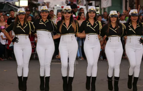 Multitudinario desfile de 20 bandas independientes se toman las calles de Chitré