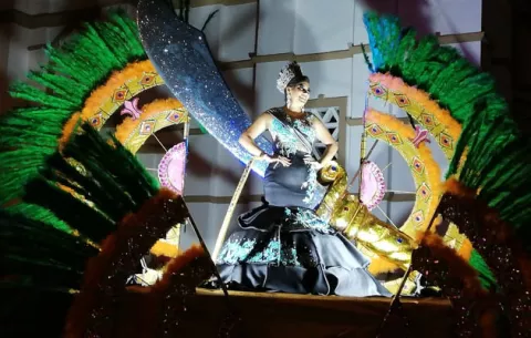 Con el topón entre Calle Arriba y Calle Abajo  inicia el Carnaval en Chitré