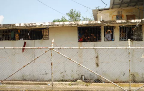 Detenidos de la cárcel de Chitré se declaran en huelga y queman colchones
