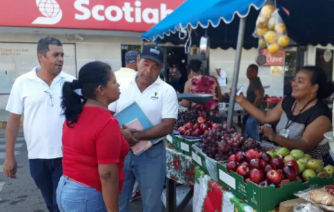 Vendedores de uvas y manzanas en la ciudad de Chitré reportan bajas ventas