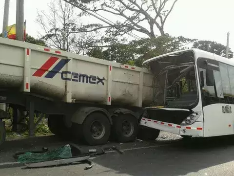 Varios heridos en choque de metrobús contra camión