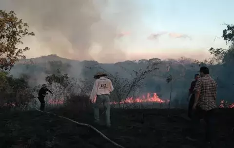 Sin controlar el fuego iniciado hace cinco días en la Emplanada de Chorcha