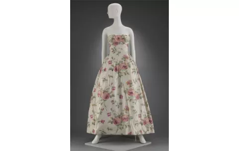 Exhibición de moda muestra que el rosado no siempre fue de mujeres