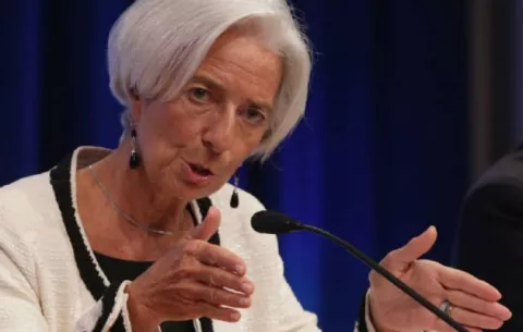 Lagarde advierte del lento crecimiento y llama a gobiernos contra corrupción