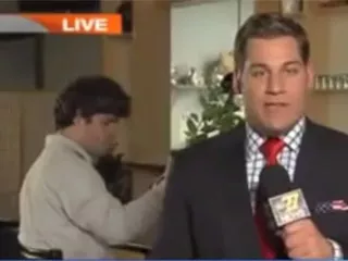 Este robacámaras sólo bebe agua, pero te hará reír