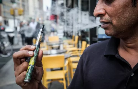 Más de 500 personas han sido diagnosticadas con enfermedades respiratorias por vapeo