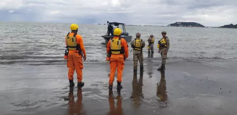 Buscan a chiricano que cayó al mar en la Cinta Costera cuando disfrutaba de una chiva parrandera