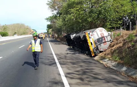 Otro camión cisterna cargado de combustible se volcó en Chiriquí