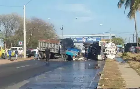 Cerrada Interamericana en David por accidente entre camión y cisterna