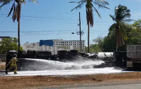 Accidente entre cisterna y camión volquete causó pérdidas por un millón de dólares