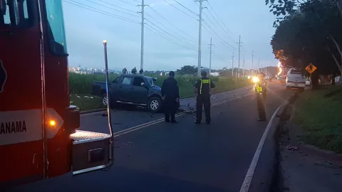 Conductor fallece y queda atrapado entre los hierros de su auto tras fuerte choque en Ciudad del Saber