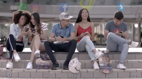 Diez años de servicio y un celular gratis, por los diez años de Claro 