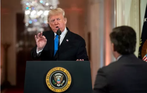 La Casa Blanca retira credencial a periodista de la CNN que polemizó con Trump