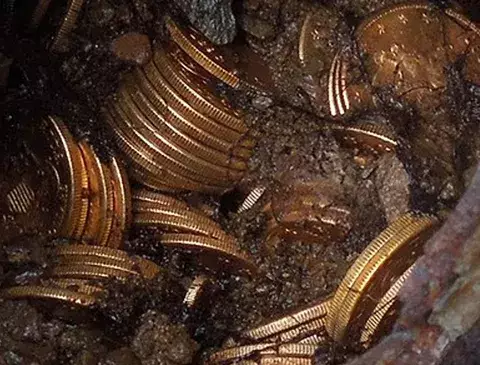  Una pareja se encuentra un tesoro de monedas de oro en California