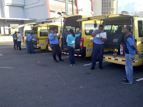 Condenan a diez años y seis meses de prisión a asaltantes de un bus colegial