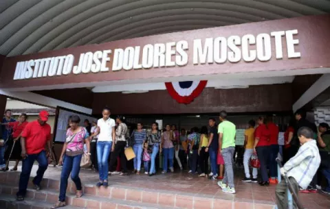 Meduca se compromete a reparar el colegio José Dolores Moscote