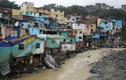 Más de 600 damnificados por la furia de las aguas del río Aburrá cerca de Medellín