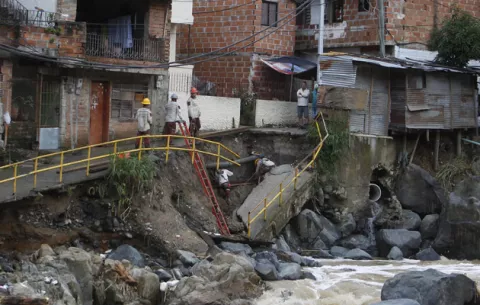 Cinco muertos por la caída de la estructura de un puente en el centro de Colombia