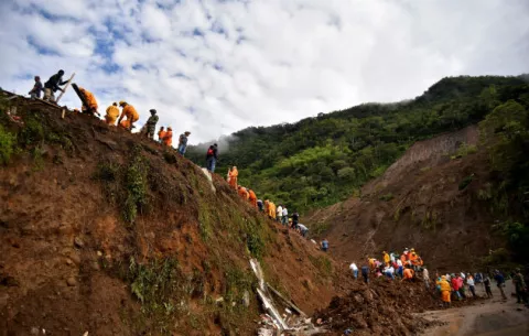 Las autoridades colombianas reanudan la búsqueda de los desaparecidos por un derrumbe
