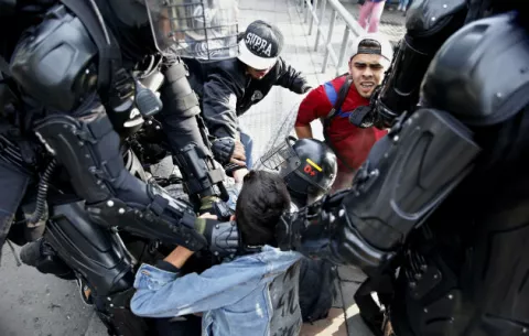 Estudiantes y policías se enfrentan en Bogotá en nueva jornada de protestas