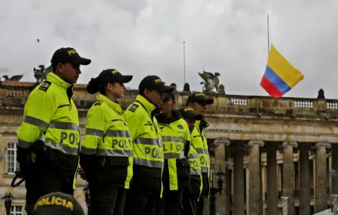 Colombianos rechazan el terrorismo en una emotiva jornada de apoyo a los policías