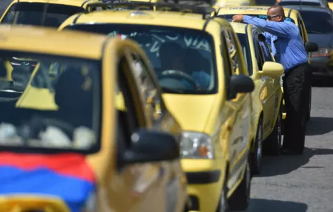 Paro de taxistas en Colombia comienza con denuncia de amenazas y riñas