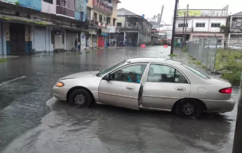 Calles inundadas paralizan el tráfico vehicular en Colón