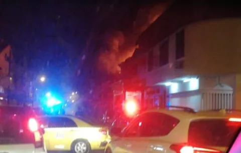 Se incendia viejo caserón y un negocio de llantas en Colón