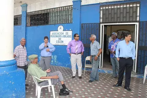 Jubilados colonenses piden aumento y otros beneficios