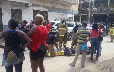 Increíble, adulto mayor sobrevive a la caída de una losa de viejo caserón en Colón