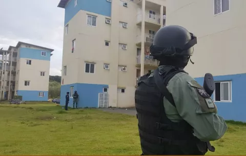 Varios detenidos en operativo anti-pandilla en Alto de Los Lagos en Colón