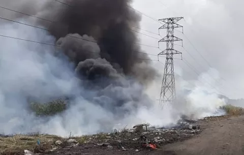 Personas inescrupulosas provocan incendios en las afueras del vertedero en Colón